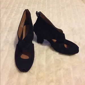 Gently  Earthies black suede peep toe booties SZ 8